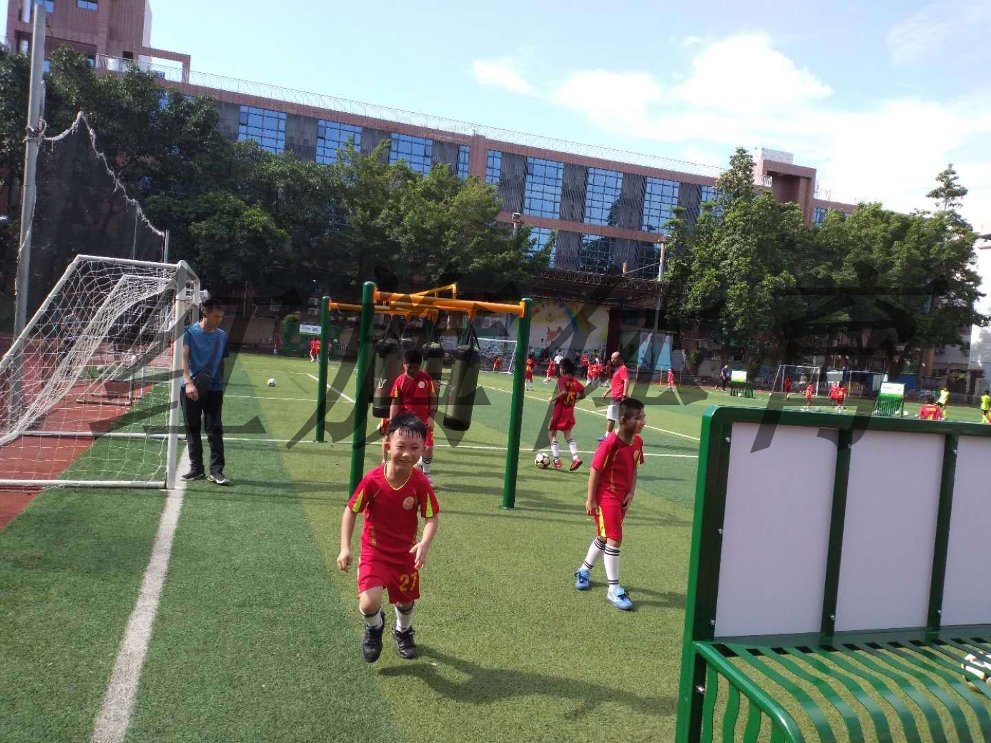 足球訓練器材在學校的應用