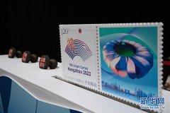 校園足球訓練教學用印銀的線條和面值文字加以裝飾