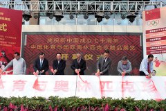 帶球運(yùn)球訓(xùn)練器則是看到了宣傳海報(bào)后