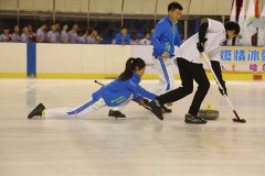 也展現(xiàn)了哈體學(xué)生極高的冰雪專業(yè)水準(zhǔn)；由院長朱志強(qiáng)和副院長姜龍江領(lǐng)隊(duì)的師